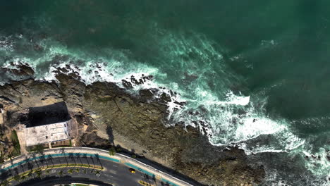 Von-Oben-Nach-Unten-Aufgenommene-Drohne-über-Dem-Malecon-De-Mazatlan-Und-Den-Wellen-Im-Sonnigen-Mexiko