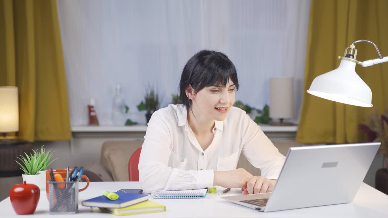 이 소식에 놀랐고 행복한 여학생.