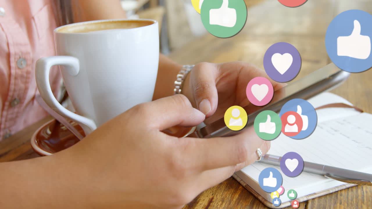 mujer en su teléfono celular mientras bebía café 4k