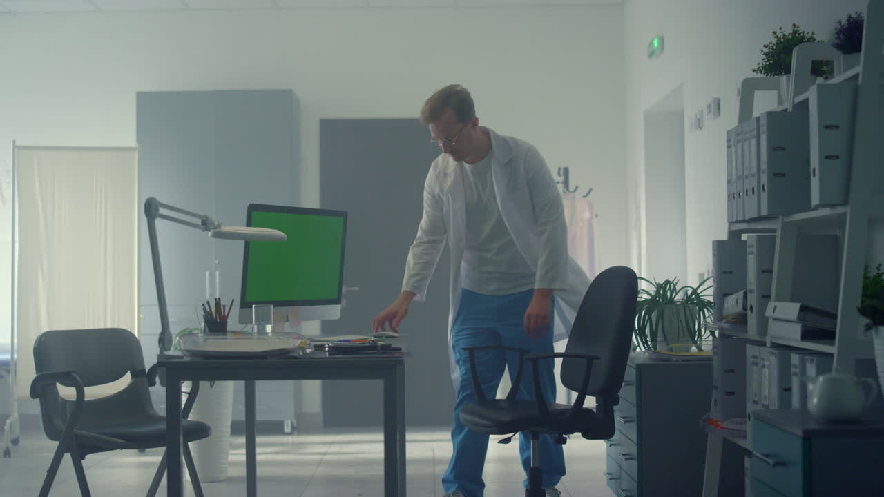 médico examinando el paciente con rayos x utilizando una computadora de pantalla verde. tecnología moderna