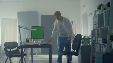 Doctor-examining-X-ray-patient-using-greendscreen-computer.-Modern-technology