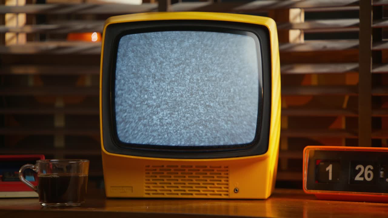 고대 노란색 텔레비전과 정적