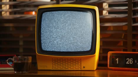 televisión amarilla de época con estática