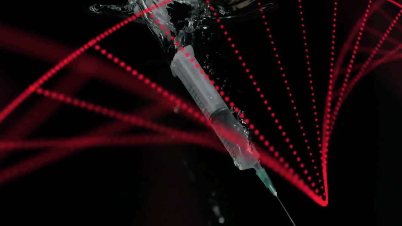 estructura de adn sobre la jeringa cayendo en el agua contra un fondo negro