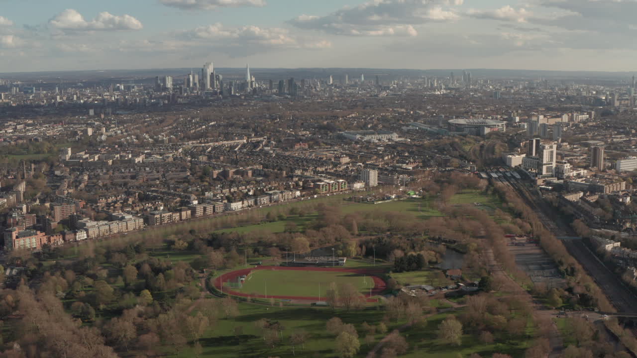런던 중심부를 향한 핀스베리 파크 상공의 공중 촬영
