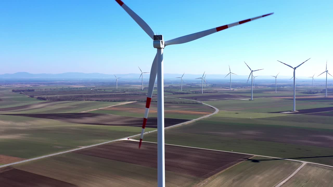 여름날 풍력 터빈과 농경지 - 공중 드론 샷