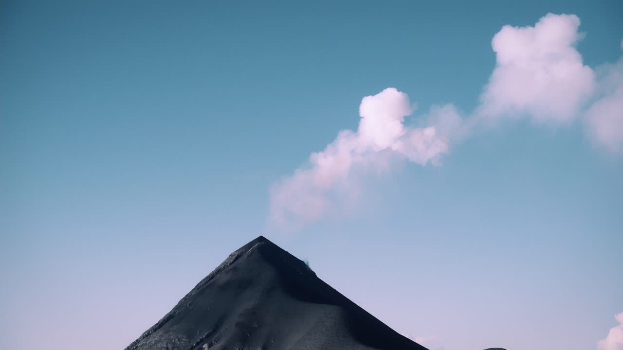 volcán fuego activo temprano en la mañana en guatemala 3
