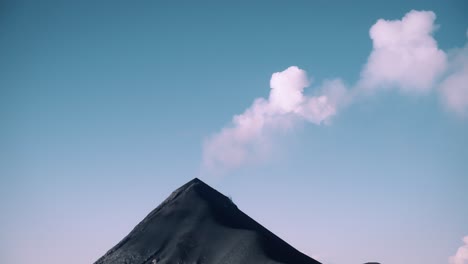 Aktives-Vulkanfeuer-Am-Frühen-Morgen-In-Guatemala