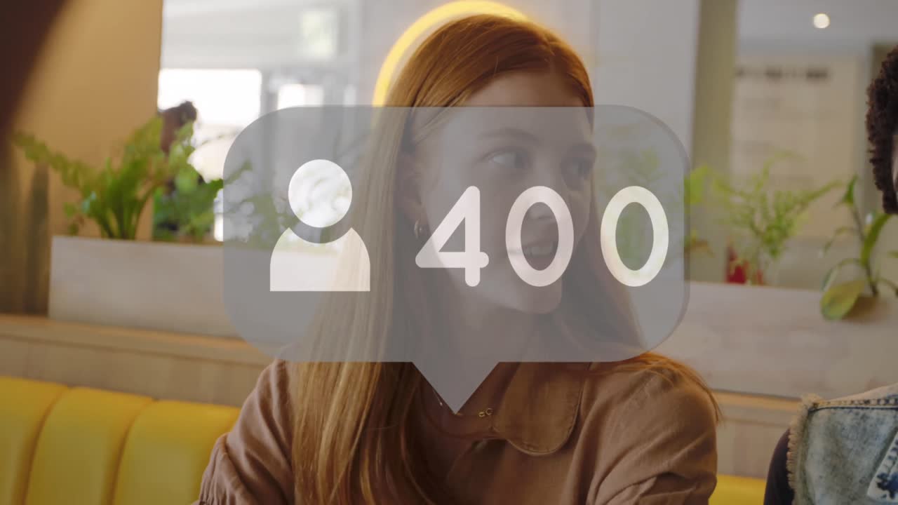 анимация растущих профилей над кавказской женщиной, разговаривающей со своими друзьями в ресторане