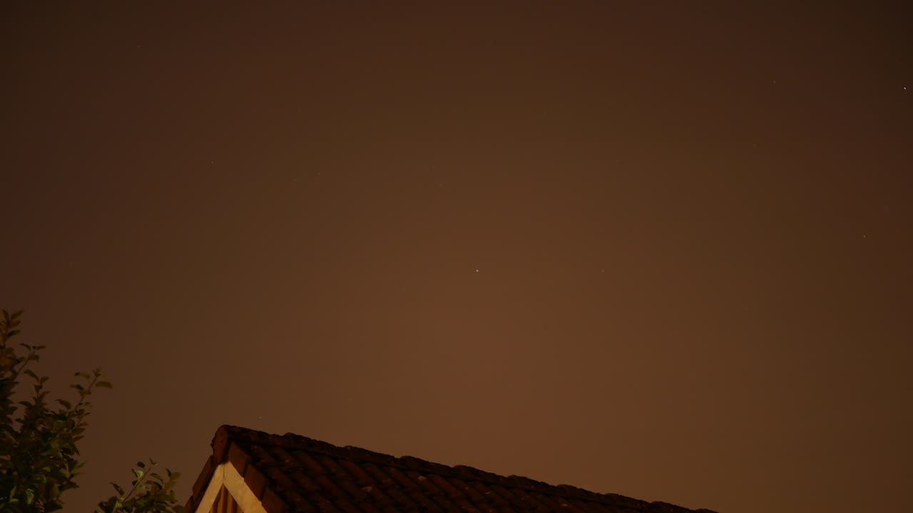Timelapse af stjerner, der bevæger sig over taget