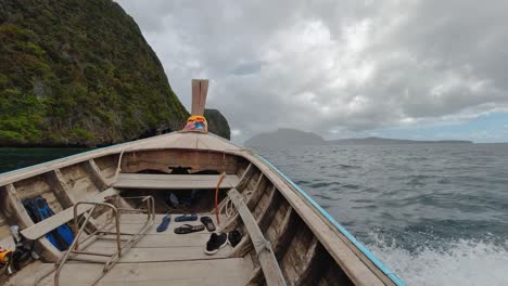 la proa de un bote de cola larga que navega hacia las islas koh phi phi leh en krabi, tailandia