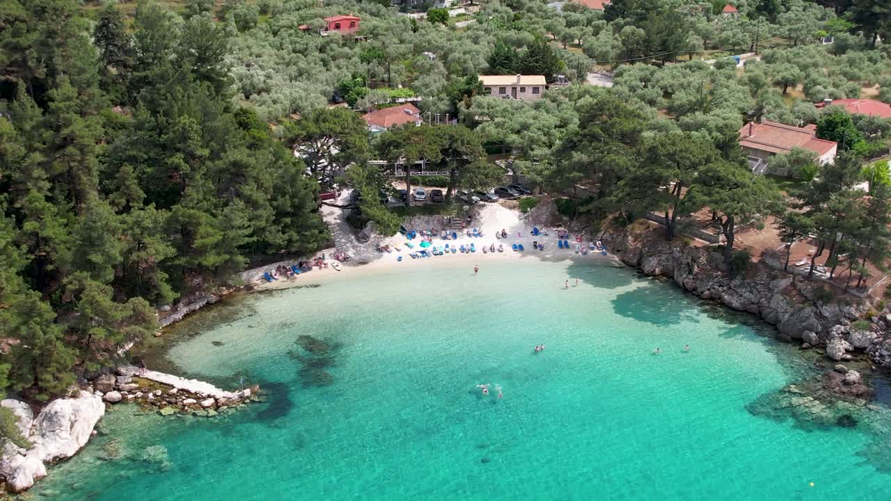 vista aérea haciendo zoom en la playa de glifoneri, hermosa playa y exuberante vegetación verde, colores vívidos, isla de thassos, grecia, europa