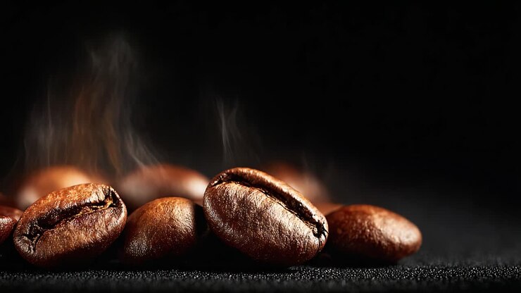 Aromatische Kaffeebohnen: Eine Nahaufnahme frisch gerösteter Kaffeebohnen mit aufsteigendem Dampf vor dunklem Hintergrund, die die Essenz der Kaffeekultur einfängt.