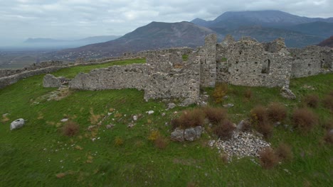 Die-Zerstörten-Steinmauern-Der-Burg-Lezha-Zeugen-Von-Blutigen-Schlachten-Von-Der-Antike-Bis-Zum-Mittelalter,-Die-Skanderbeg-Für-Die-Freiheit-Albaniens-Führte