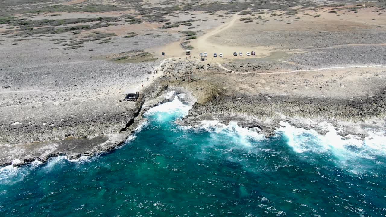 parque nacional shete boka, curaçao con olas violentas que se estrellan, vista aérea