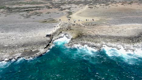 Parque-Nacional-Shete-Boka,-Curacao-Con-Fuertes-Olas-Rompiendo,-Vista-Aérea