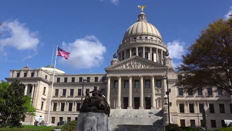 Bonita-Toma-De-Establecimiento-Del-Edificio-Capital-En-Jackson-Mississippi-Con-Bandera-1