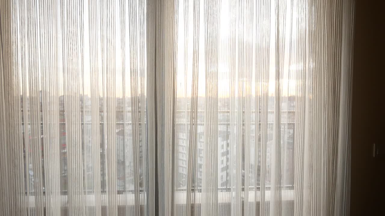 은 커튼을 통해 도시 전망