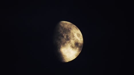 luna por la noche con nubes en tiempo real. 4k video luna en el cielo negro. nubes pasando por la luna por la noite. cielo nocturno con tiempo nublado