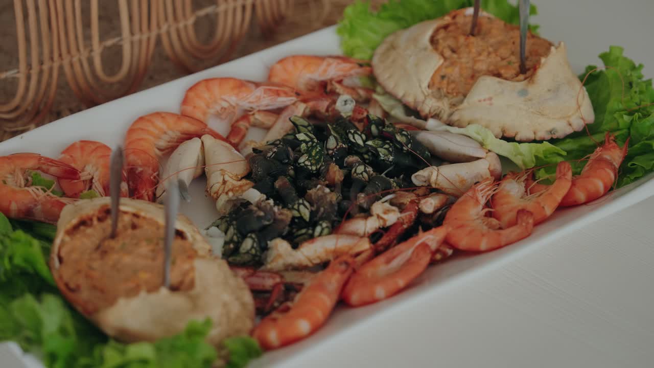 새우, 게, 거북손을 포함한 생동감 넘치는 해산물 플래터