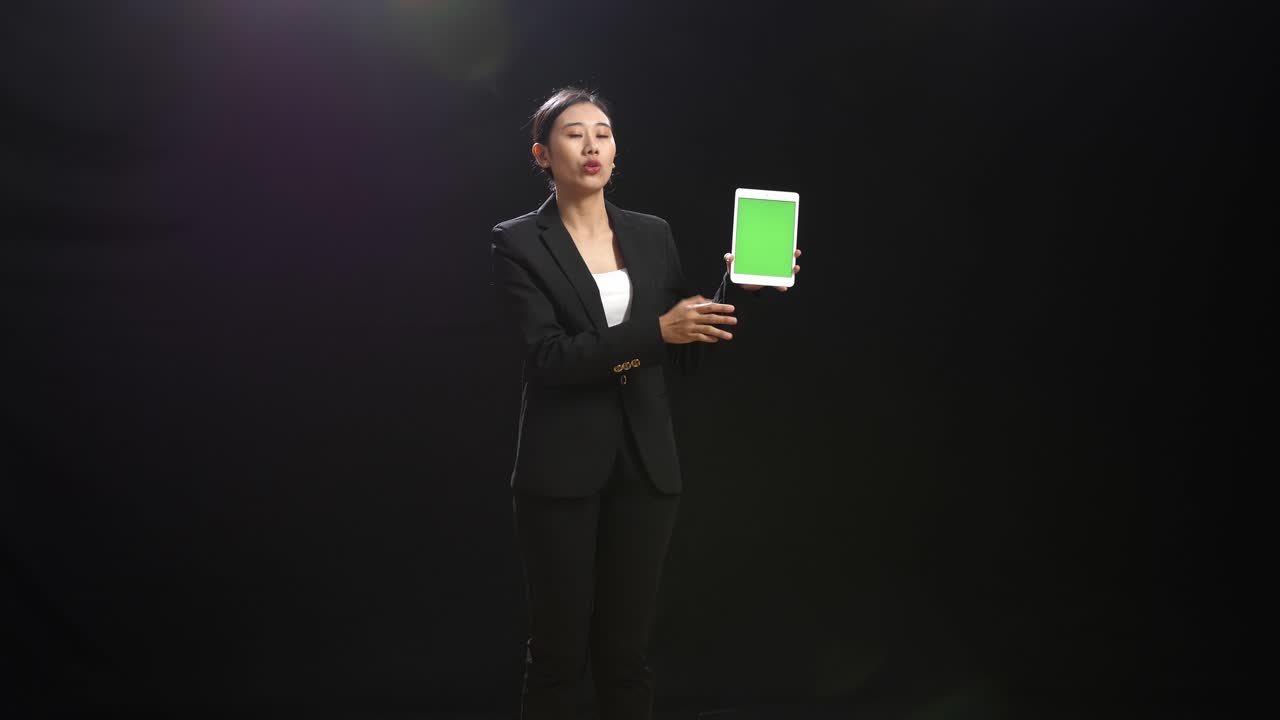 태블릿을 들고 있는 사업가