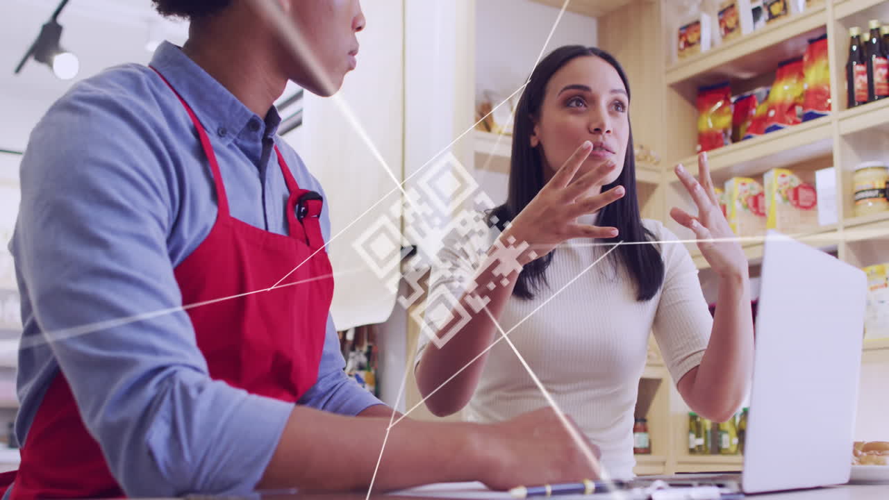 animación de código qr y procesamiento de datos sobre diversas personas que usan computadora portátil en la tienda.