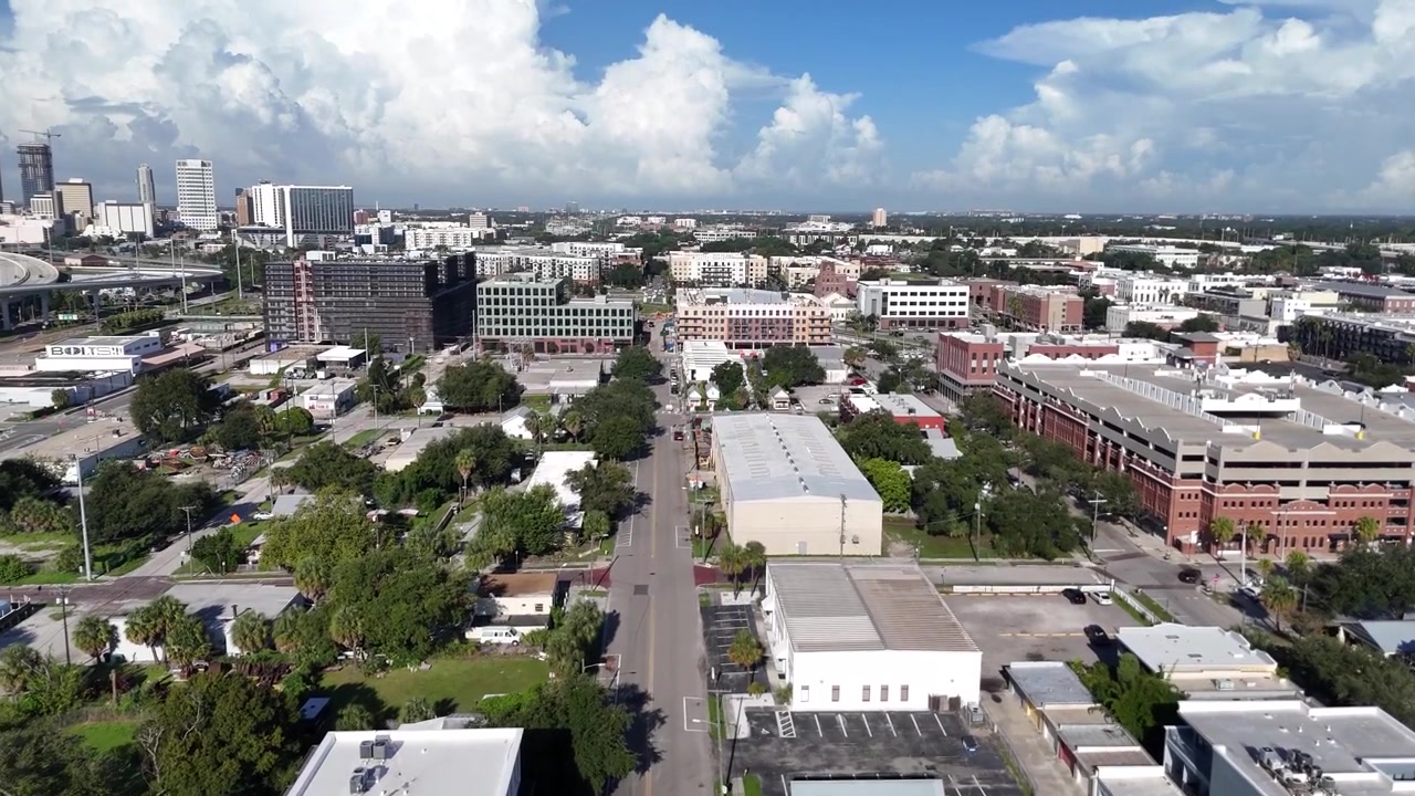 Cảnh quay bằng flycam về Gas Wox và Ybor City tại Tampa, Florida