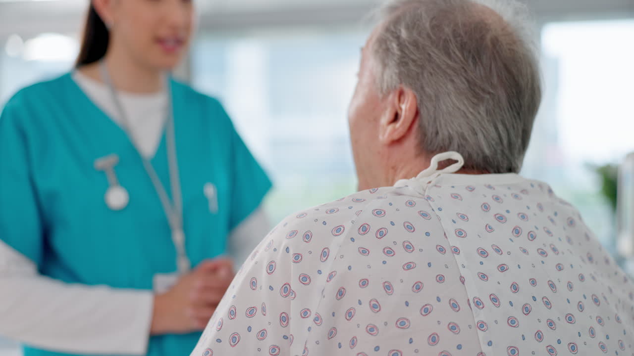 médico, consulta y paciente en el cuidado de ancianos