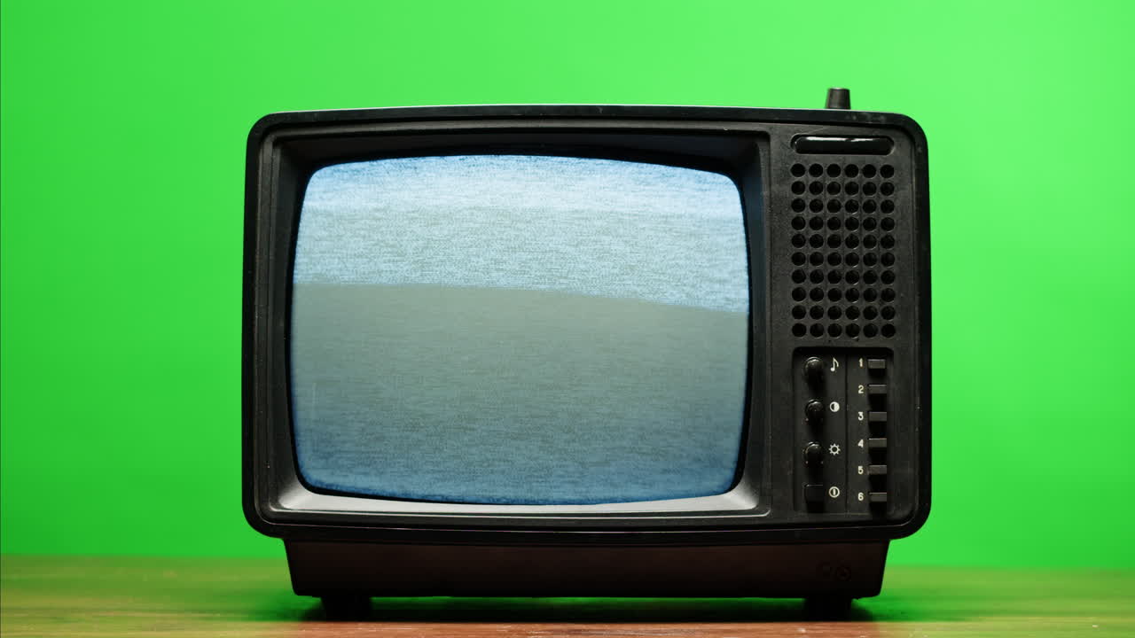 Una TV retrò che mostra la neve, creando un'atmosfera vintage nostalgica con tonalità blu e verdi