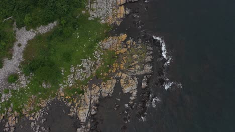 Imágenes-De-Alta-Vista-De-Pájaros-Sobre-Las-Olas-Que-Golpean-Las-Costas-En-La-Isla-Danesa-De-Verano-De-Bornholm