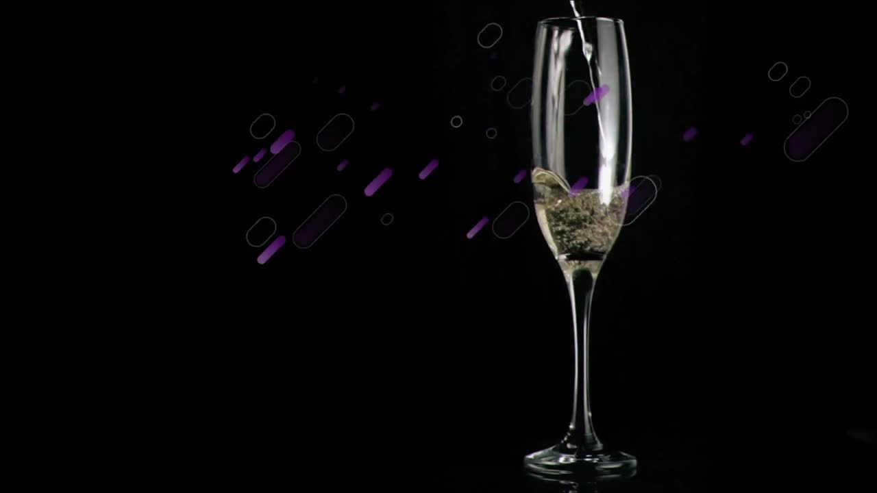 ⁇ 페인 컵과 검은 바탕에 떨어지는 보라색 빛의 트레일의 애니메이션