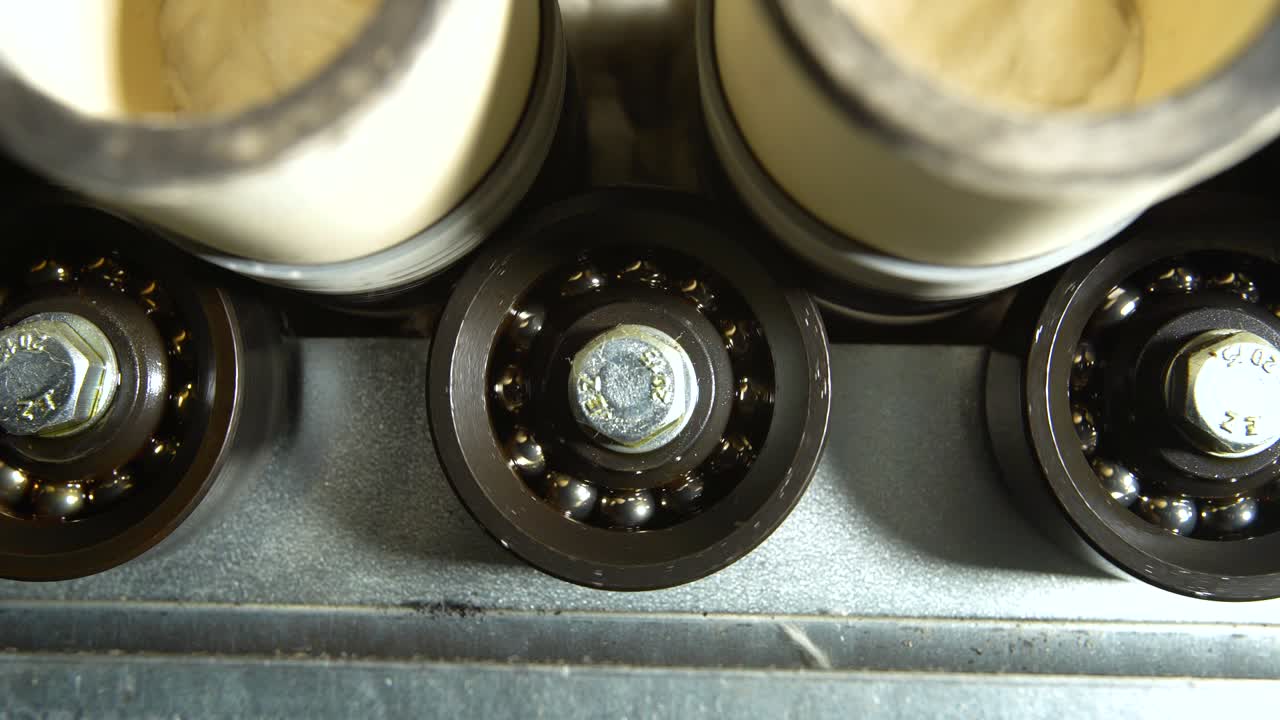 rotación de piezas metálicas en un dispositivo mecánico. mecanismo de giro de los rodamientos en las baldosas de producción.