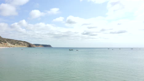 Barco-De-Pescadores-Navegando-En-La-Playa-Praia-Do-Burgau-En-Algarve,-Portugal