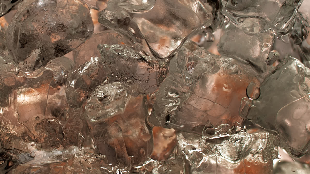 Liquido gustoso cola nel bicchiere da cocktail in slow-motion a oltre 1000 fps