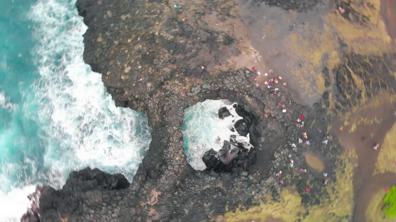 la roche qui pleure en mauricio crea una ilusión a medida que las olas se alejan del acantilado