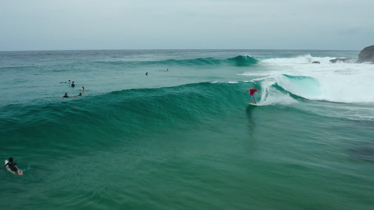 seguimiento de un dron de un surfista montando una ola clara en tofinho point, mozambique