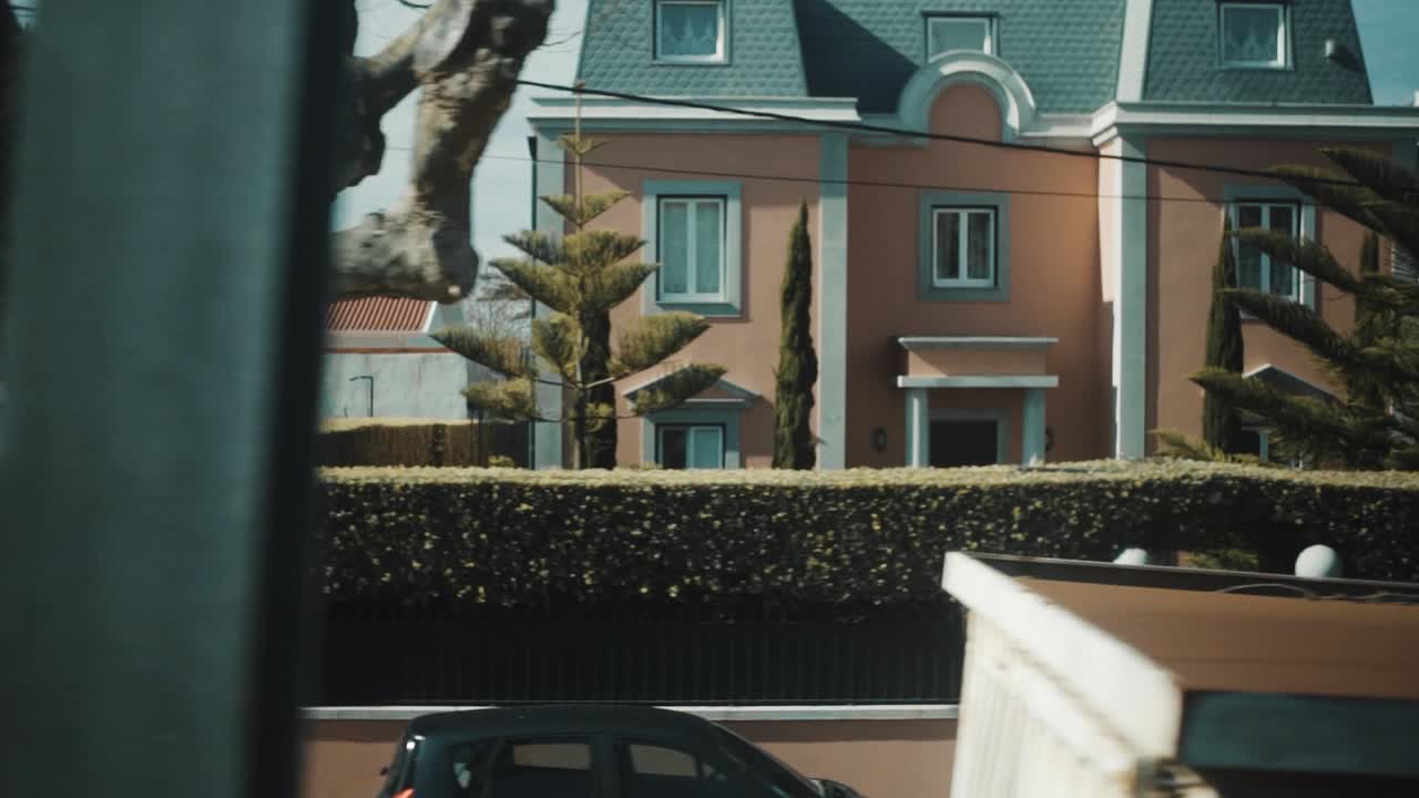 근처의 현대적이고 오래된 집, 나무,  ⁇ 은 날과 함께 마을을 지나가는 기차 여행 창문 전망