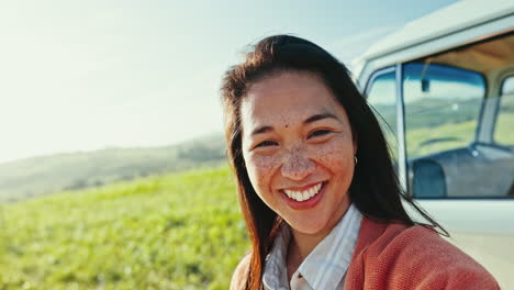 Videollamada,-Viaje-Por-Carretera-Y-Una-Mujer-Asiática