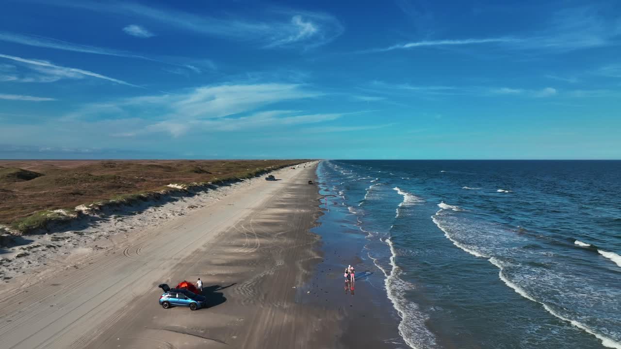 미국 텍사스 주 파드레 섬 해안에 사람들이 있는 해변의 목가적인 풍경 - 공중 드론 샷