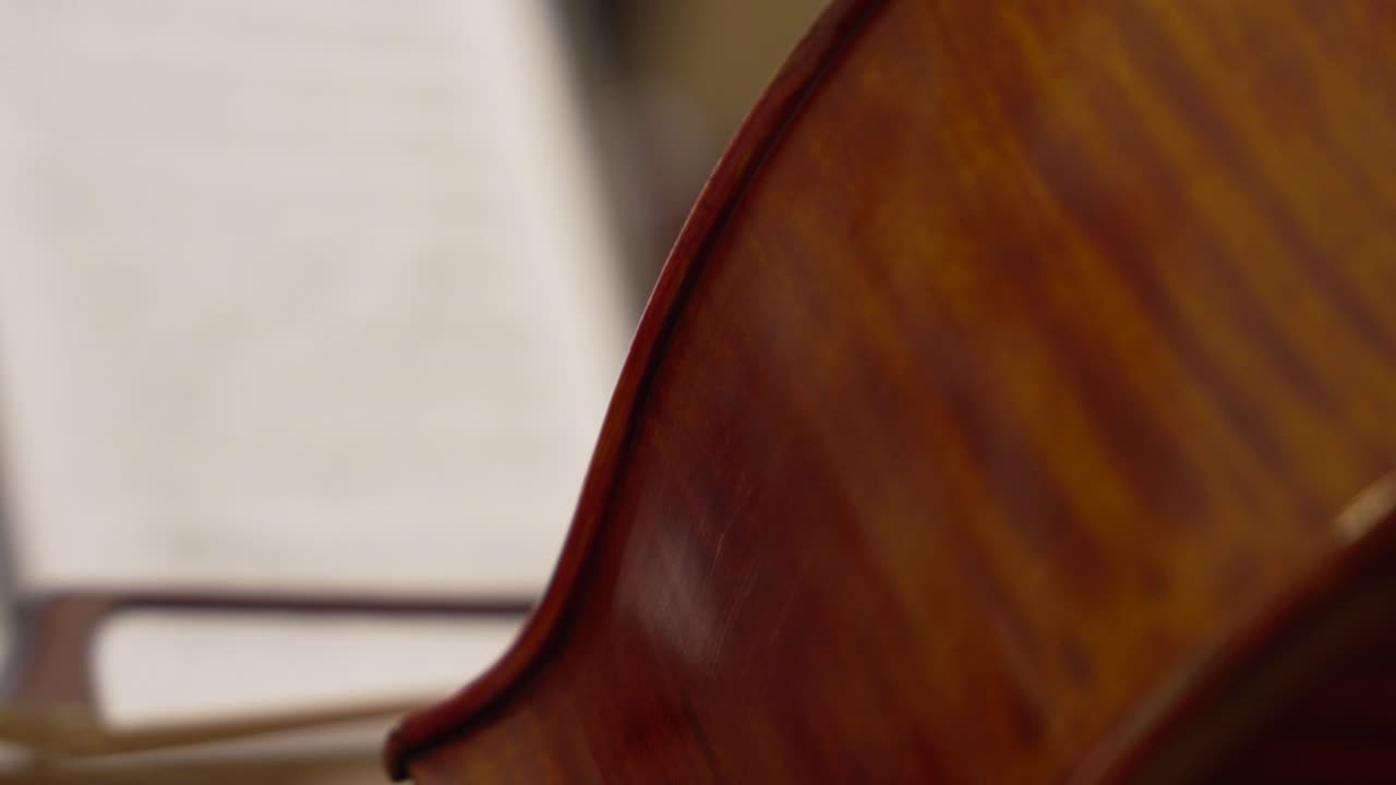 연주자가 음악을 연주하는 동안 악기와 음악 노트의 클로즈업  ⁇