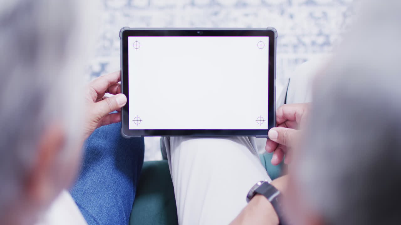 복사 공간 으로 비디오 통화 를 하는 고위 두 인종 부부