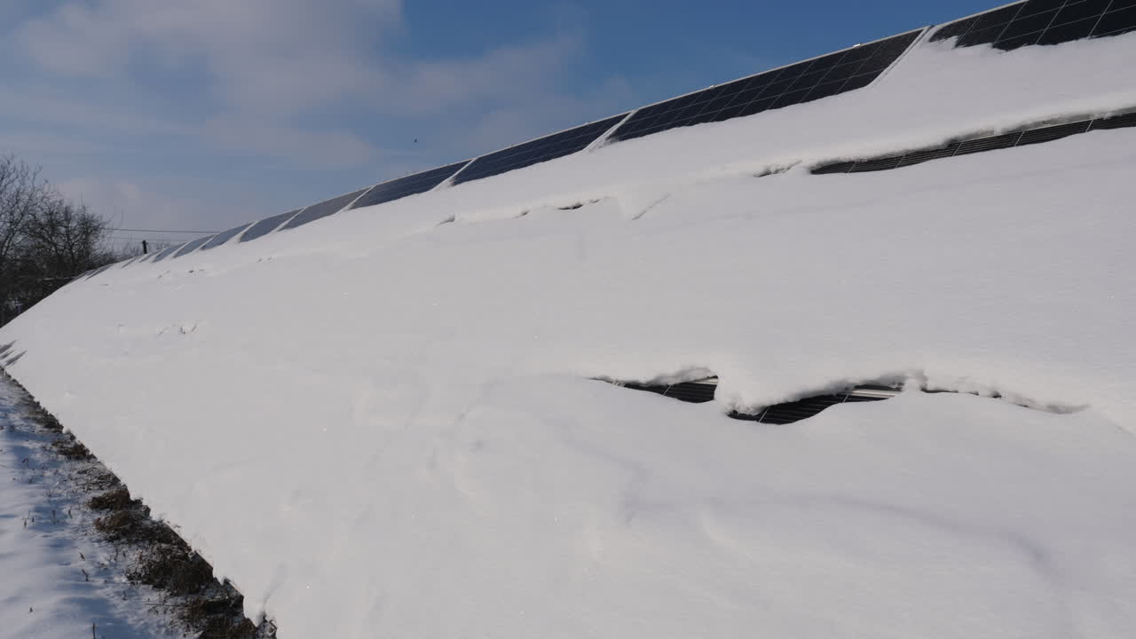 태양광 발전소 패널에 쌓인 눈