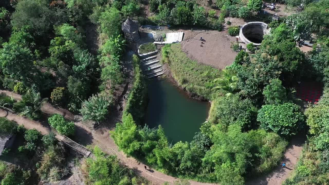 공중: 인도의 식물에 물을 주기 위한 인공 호수가 있는 계곡의 지속 가능한 삼림 농장