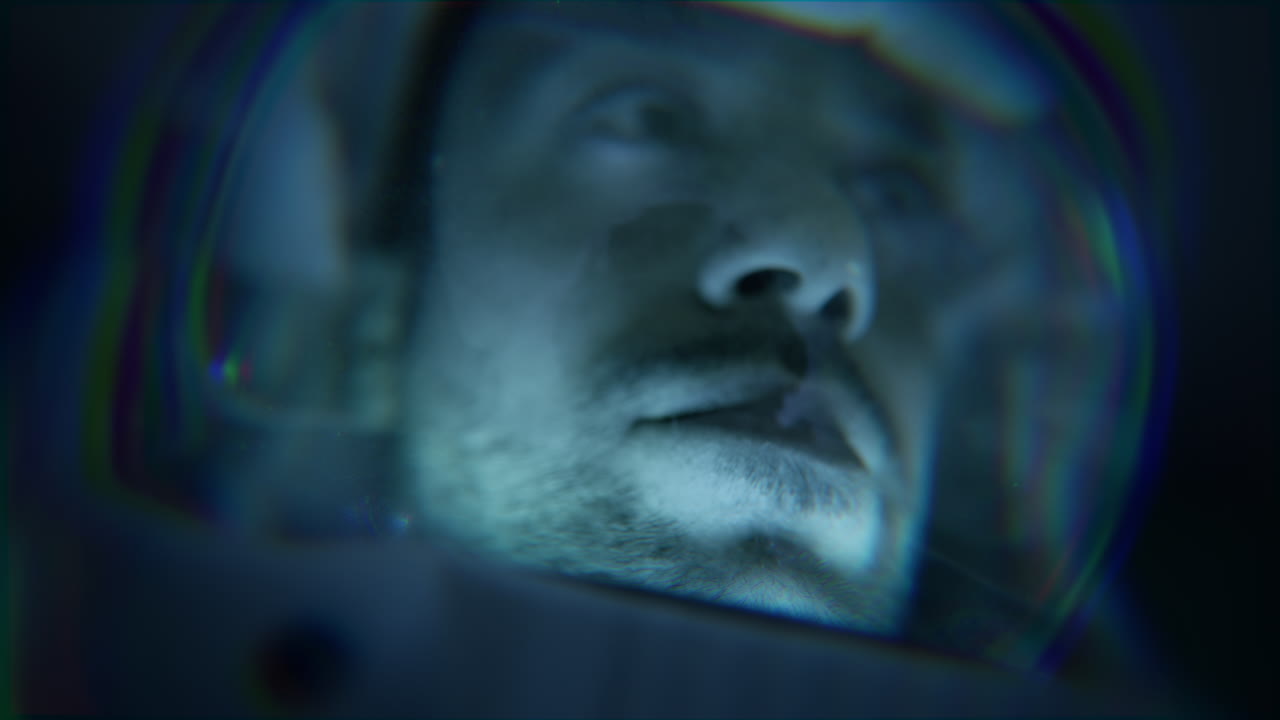 лицо астронавта в космическом шлеме