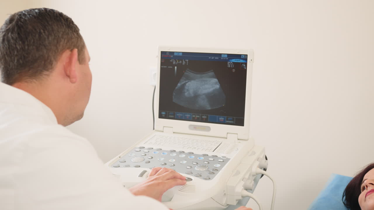 임신한 여성의 초음파 검사