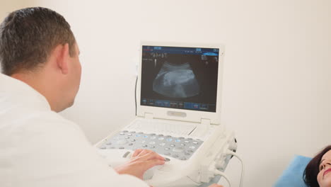 examen por ultrasonido de una mujer embarazada