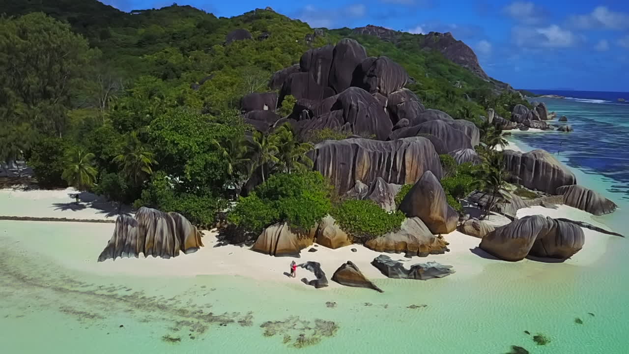 пара целуется на тропическом и знаменитом анс исток д'аржан, ла диг, сейшельские острова