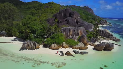 Paar-Küsst-Auf-Tropische-Und-Berühmte-Anse-Source-D&#39;argent,-La-Digue,-Seychellen