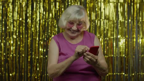 Elegante-Y-Feliz-Anciana-Escribiendo-Mensajes-En-El-Teléfono-Móvil,-Chateando-En-Línea,-Red-Social
