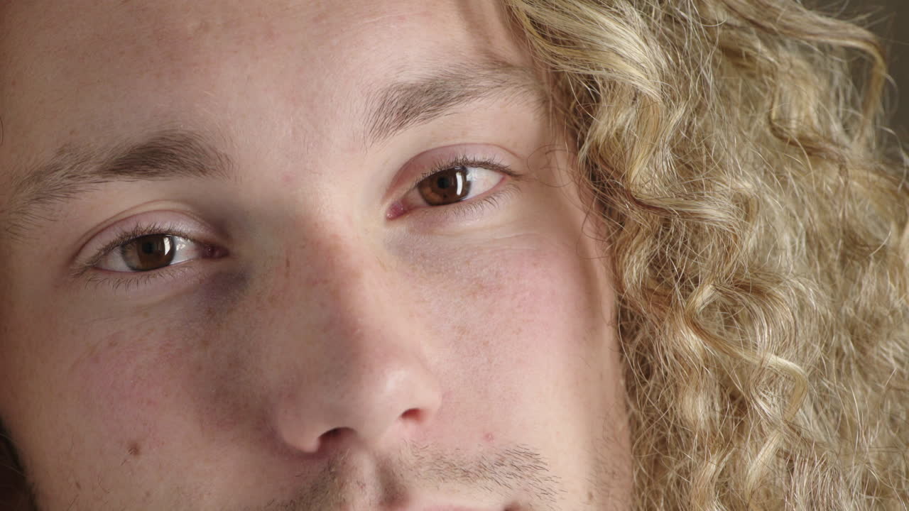 retrato en primer plano de un joven pensativo ojos gira la cabeza mirando a la cámara serio contemplativo